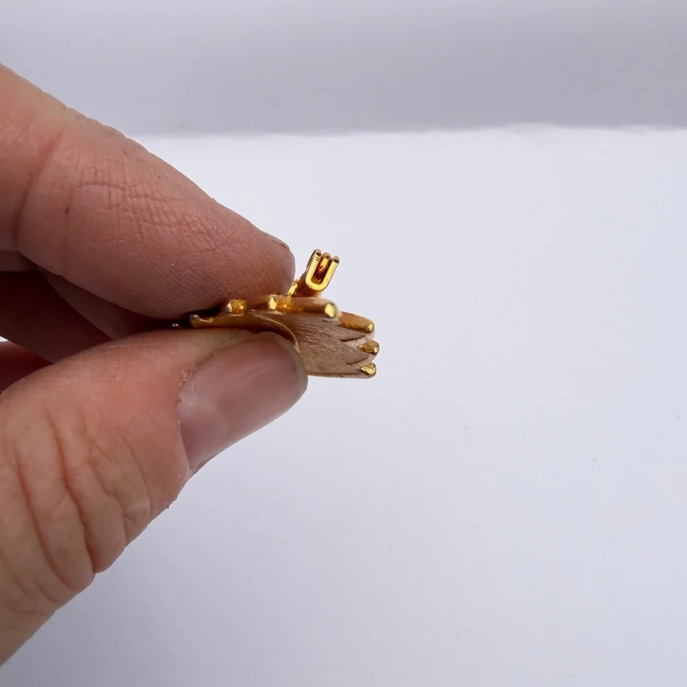 Brooch Leaf Shaped Gold Tone Textured Vintage Jewelry Lapel Hat Bag Pin